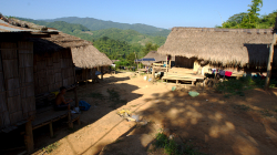 Jedna z vesniček v okolí Akha - používají solární panely