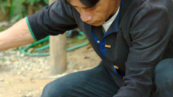 Po návratu do Akha nás čekalo překvapení - místní lovec ulovil hada