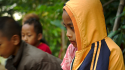 Děti sledují uloveného hada, měly z něj respekt i když byl zavřený v kleci