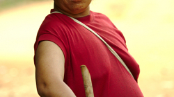 Paní z Akha dává jasně najevo, že děti by už neměly být venku