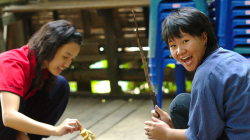 Děvčata rozdělávají oheň