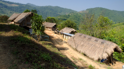 V horských vesničkách u Akha