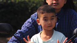 Na skůtrech jezdí mladí a ještě mladší