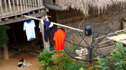 Znáte snad lepší místo na sušení bot než parabolu?