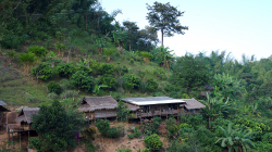 Jedna z vesniček poblíž Akha