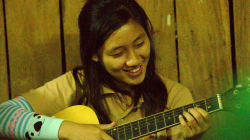 Každý večer se v Akha sedí, hraje na kytaru, zpívá a povídá u ohně