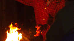 Každý večer se v Akha sedí, hraje na kytaru, zpívá a povídá u ohně