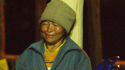 Každý večer se v Akha sedí, hraje na kytaru, zpívá a povídá u ohně