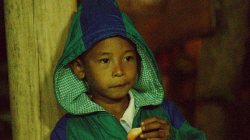 Každý večer se v Akha sedí, hraje na kytaru, zpívá a povídá u ohně