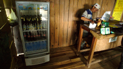 Recepce - z chladničky vlevo si člověk bere, co chce, jen si to pak napíše do sešitku k úhradě. A funguje to ;)