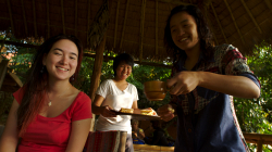 Poslední snídaně, místní děvčata jsou opravdu milá