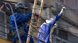 Klasický asijský kabelobordel, zajímalo by mě, jak dlouho to takhle budou provozovat :)