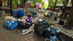 Nádvoří chrámů slouží ke spoustě věcí - v tomto případě k recyklaci odpadků