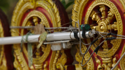 Další skvělá elektro instalace, tentokrát jako součást chrámové výzdoby