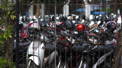 Motorky před školou