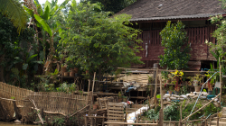 Výlet lodí po řece, tady bydlí chudí