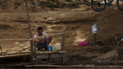 Výlet lodí po řece, tady bydlí chudí