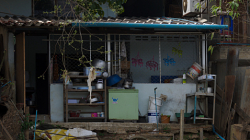 Výlet lodí po řece, tady bydlí chudí