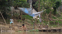 Výlet lodí po řece, tady bydlí chudí