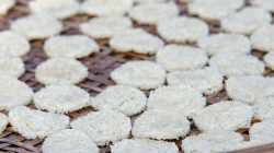 Rýžové placičky se suší