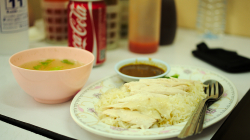 Jídlo někde u nádraží v Bangkoku