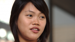 Servírka, jako jedna z mála uměla aspoň trochu anglicky a k tomu se hezky smála