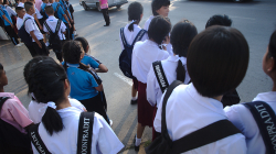 Zde zase vidět popruhy se jménem školy