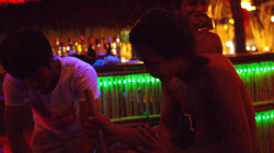 V noci v \"baru\" - hulí se