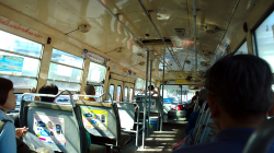 Bus v Bangkoku, se stylovou dřevěnou podlahou