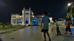 Pouštění draka u Mesjid Raya / Kiting by Mesjid Raya