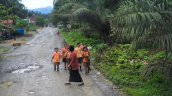 Děcka běží za busem / Kids running behind the bus