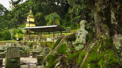 Batacký skanzen, v domech se stále bydlí / Batak museum, people still living inside houses