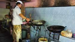 Věřte nebo ne, ale tady jsem měl jedno z nejlepších jídel v Indonésii / Believe or not, but I had one of the greatest Indonesian meals here