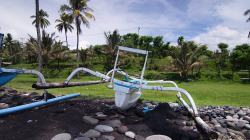 Surataya, pláž s černým lávovým pískem / Surataya - black sand beach