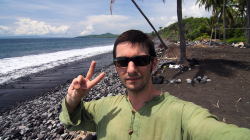 Surataya, pláž s černým lávovým pískem / Surataya - black sand beach