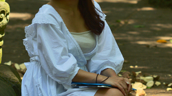 slečna v opičím lese / girl at the monkey forest