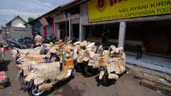 Zabalené motorky před zasláním vlakem / Packed motorbikes, ready for train ride