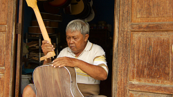Vyraběč kytar / Guitar maker