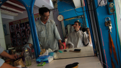 Odložit foťák aspoň u holiče? Ani náhodou / Take away my camera even at the barber shop? No way