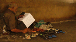 Seděl a něco studoval v přítmí / Sitted there and studied something in the dim light