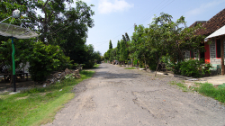 Ospalé ulice města Karimunjawa / Sleepy streets of Karimunjawa town