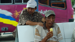 Masáž na autobusové zastávce / Massage on the bus stop
