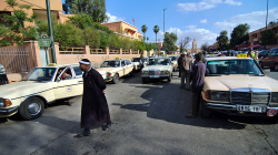 Stanoviště taxíků Mercedes / Mercedes taxi cab\'s station