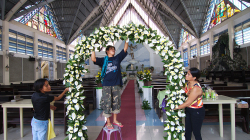 Příprava svatby v kostele / Wedding preparations in church