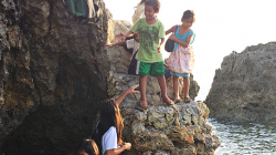 Děcka na cestě ze školy / Kids on the way back from school