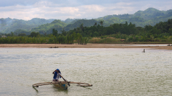 Převozník přes řeku Sipalay / Sipalay river ferryman