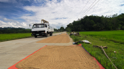 Takhle se suší rýže / This is how they make rice dry