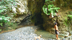 U jeskyně, průvodci měli baterku, ale ne angličtinu / By the cave, guides had flashlight but no english skills :)