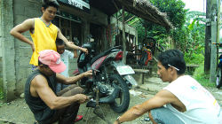 Oprava píchlé duše, dvě hodiny a cca 22 korun / Repair - two hours and fifty pesos