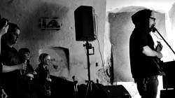 Je předsudek hrát čelem k publiku :)